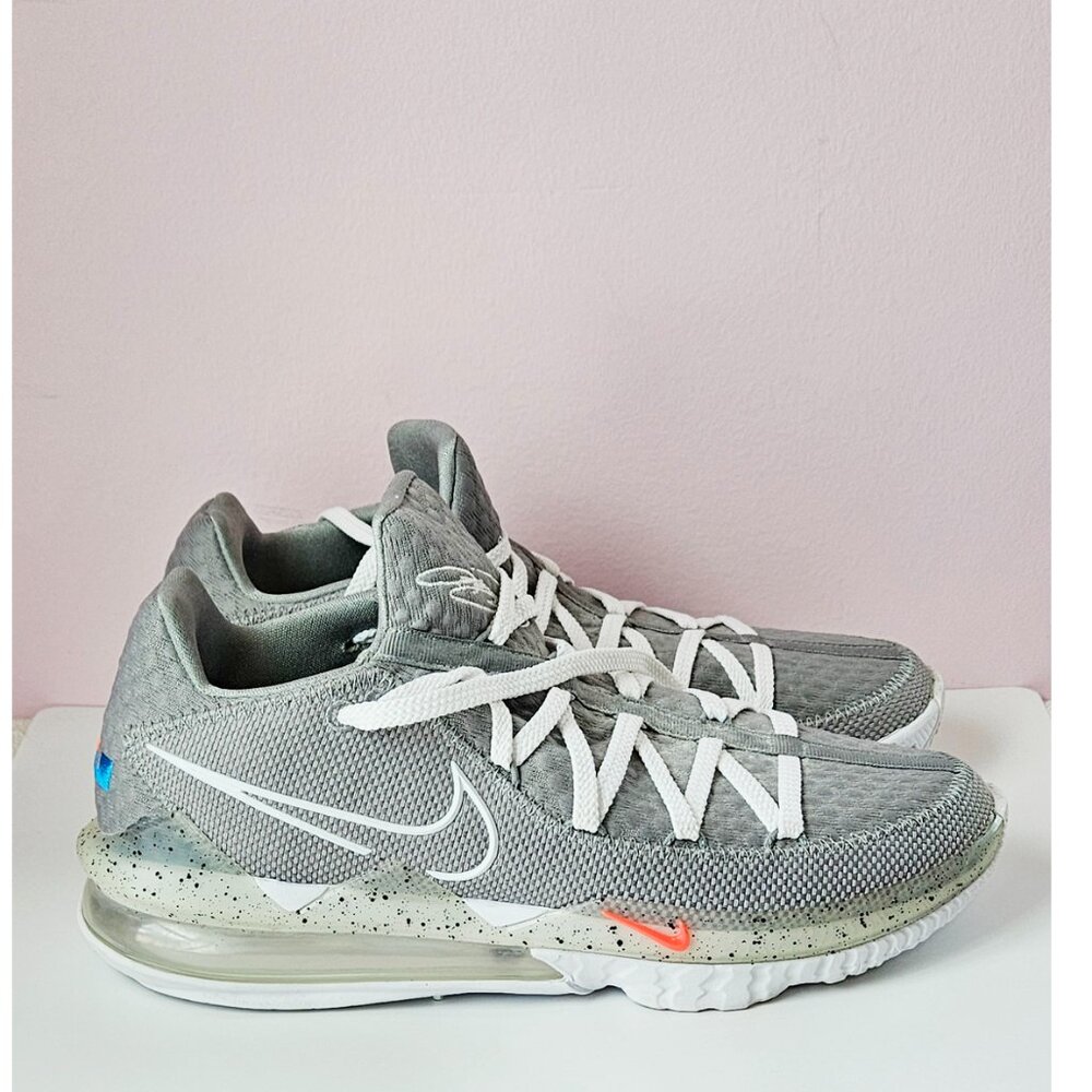 Nike LeBron 17 Low